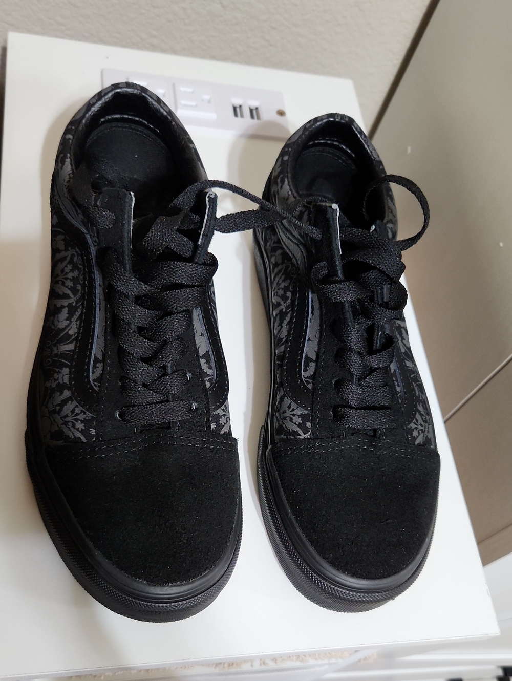 Vans Women's Black Floral-Print Low Top Sneakers